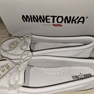 Minnetonka Tilia White Leather Beaded Bow-Accent Women’s Moccasins Womens 9